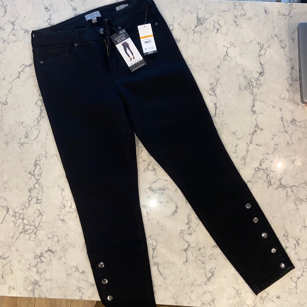 Sophia Vergara black skinny ankle jeans. Size 8.